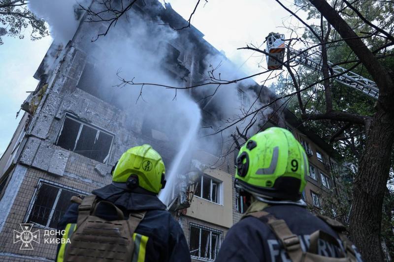 У Києві вже зафіксовано чотири загиблих, а в регіоні зруйнували цілу вулицю (оновлено, відео)