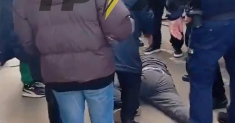 Правоохоронці намагалися доставити військовозобов'язаного до територіального центру комплектування у Харкові, але місцеві жителі втручалися, внаслідок чого чоловік зміг втекти. ВІДЕО.