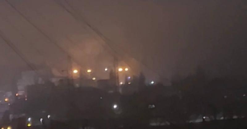 У Воронежі, Росія, після низки сильних вибухів стало відомо про відключення електропостачання. В соціальних мережах з'явилася інформація про можливий удар по теплоелектроцентралі.