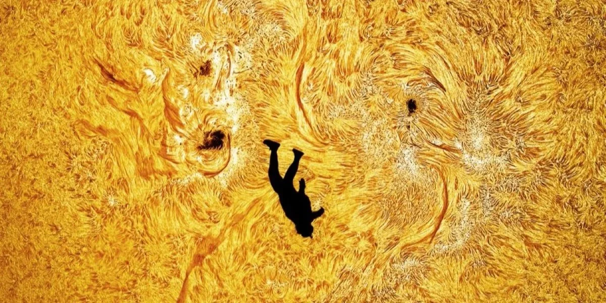 Падіння Ікара. Астрономічний фотограф зафіксував вражаючий момент, коли парашутист завис на фоні Сонця.