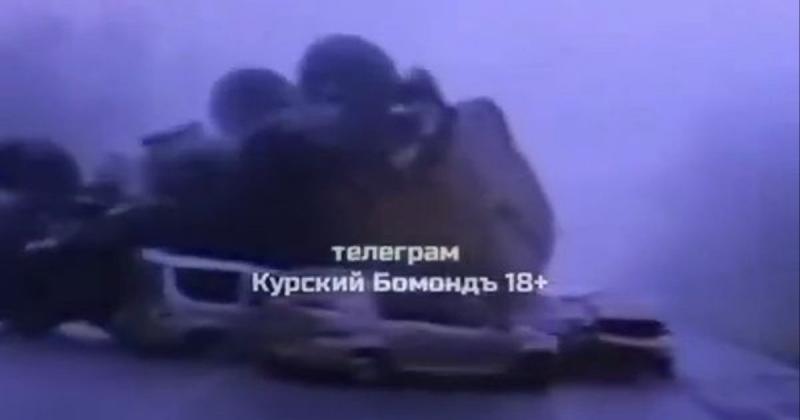 Вантажний автомобіль російських збройних сил пот crushed три легкових автомобілі на шосе неподалік Курська. ВІДЕО