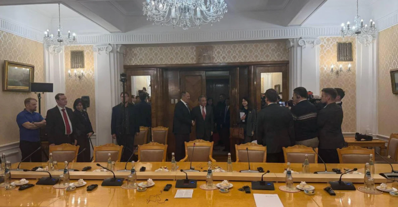 Чи це випадковість, чи ж навмисний задум: одночасно з Віткоффом до Росії прибув міністр закордонних справ Китаю.