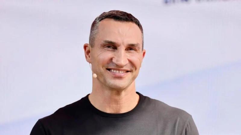 Володимир Кличко зустрівся на ринзі з Ловчинським - дивіться відео на Футбол 24+!