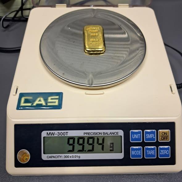 Золоті злитки, заховані в шкарпетках, і коштовності, приховані в молитовнику: митники Чернівців виявили заховані дорогоцінні метали.