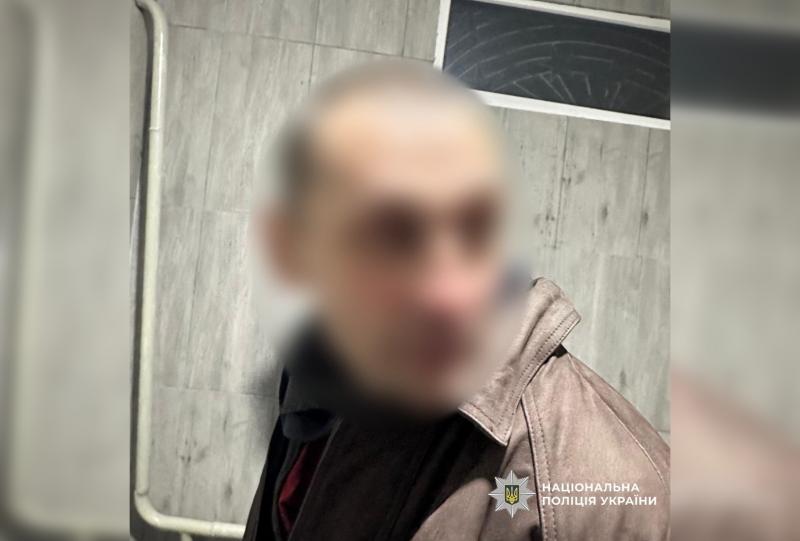 У Харкові затримали 49-річного чоловіка за крадіжку телефону та грошей у підлітка.