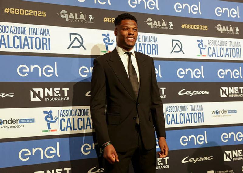 Дюмфріс привертає увагу європейських футбольних клубів, які проявляють до нього інтерес.