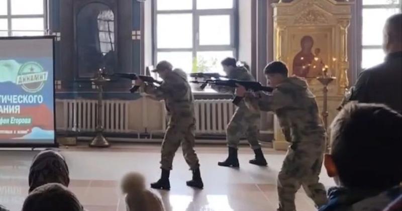 Російські підлітки показують вражаючі навички використання автомату Калашникова в храмі РПЦ, що розташований поблизу Москви. ВІДЕО