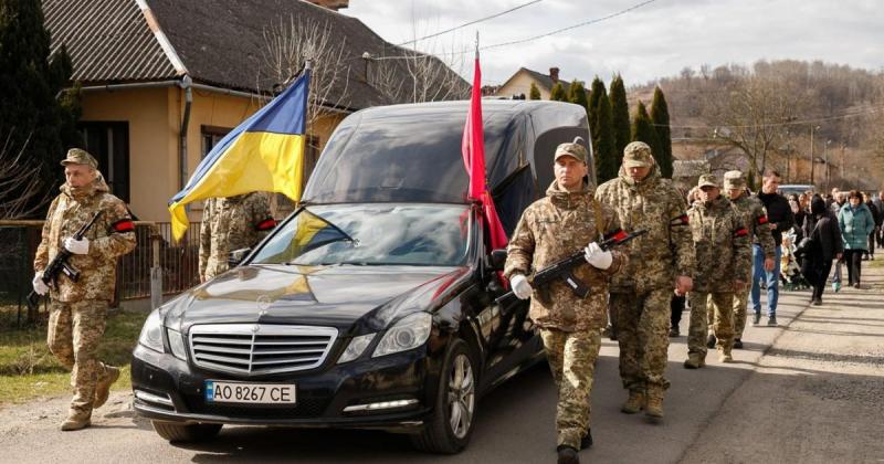 У Закарпатті віддали останню шану прикордоннику Ростиславу Ганчаку, який втратив життя на фронті (ФОТО)