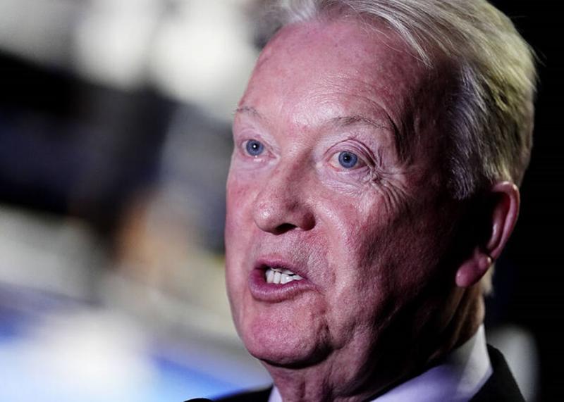 Воррен погрожує Усику судовими діями, вимагаючи від нього прийняти бій з Кабаєлом.