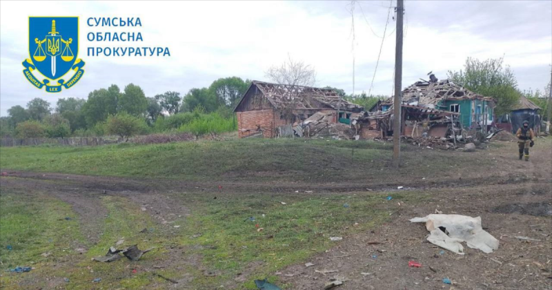 У Сумській області через нічні атаки з боку РФ загинула одна жінка, а також двоє осіб отримали поранення, повідомили в прокуратурі.