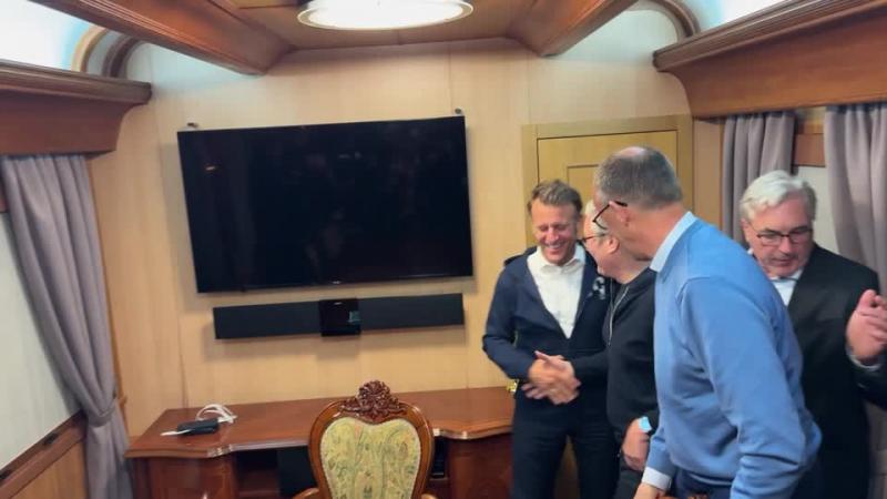 Єлисейський палац змушений був спростувати російський фейк щодо серветки Макрона.