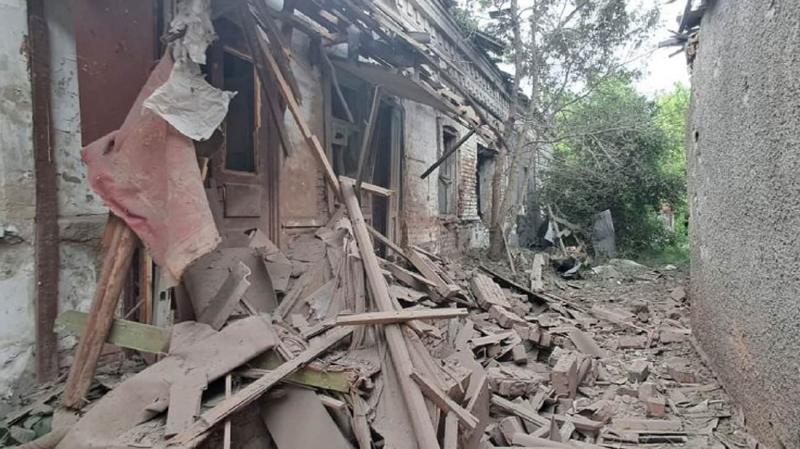 Російські війська здійснили напад на Дніпропетровську область: зруйновано житлові будинки, автомобілі, спалахнула пожежа.