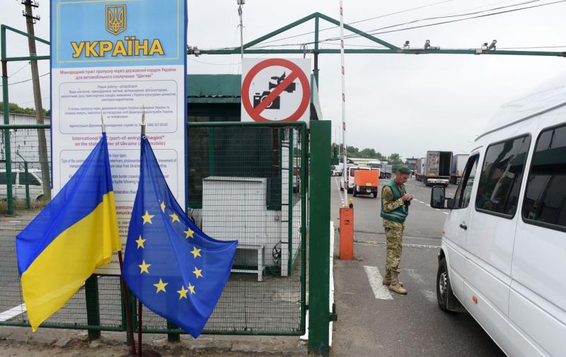 Заборона починає діяти з 18 років, але чому ж підлітків не випускають? Які способи можуть допомогти молодим людям безперешкодно перетнути кордон?