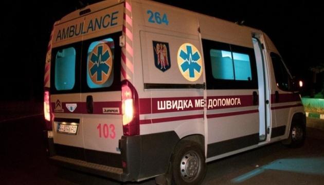 Нічна атака дронів на Київ: пораненого доставили до лікарні у критичному стані.