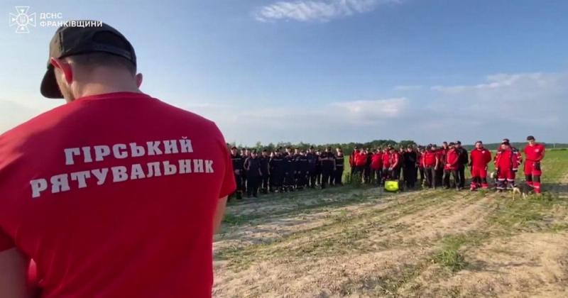 Маленький хлопчик пропав у лісі на Івано-Франківщині: рятувальники займаються його пошуками вже протягом двох діб.