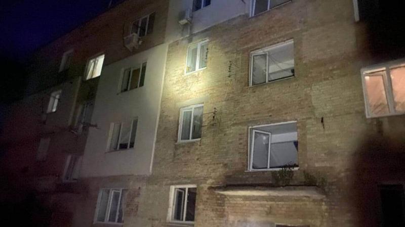 В Київській області окупанти атакували за допомогою дронів: троє осіб отримали травми, багато будівель зазнали пошкоджень.