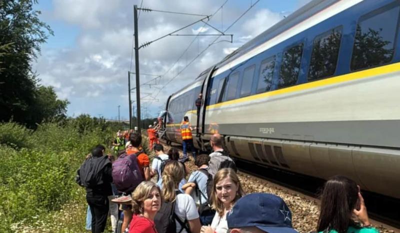 У Франції з евакуацією пасажирів зі швидкісного потяга Eurostar виникла надзвичайна ситуація: подорож тривала 11 годин, хоча мала зайняти лише 2 години.