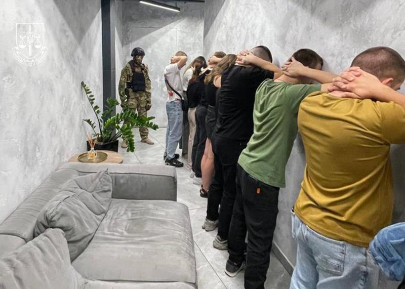 У Дніпропетровській області було розкрито та ліквідовано мережу шахрайських кол-центрів.