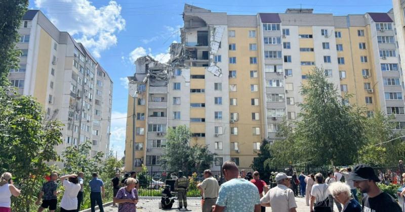 У Саратові в багатоповерховому будинку стався потужний вибух, який зруйнував цілий під'їзд. Є інформація про жертви (фото, відео).