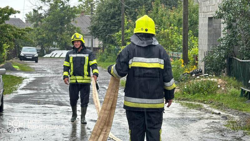 Рятувальні служби працюють над усуненням наслідків стихійних лих у п'яти регіонах України.
