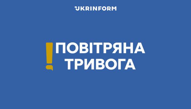 У Києві та кількох регіонах оголошено повітряну тривогу через небезпеку ракетних атак.