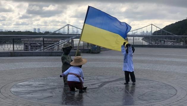 У Києві, на честь Дня Незалежності, відбувся креативний проект, присвячений переодяганню скульптур маленьких засновників.