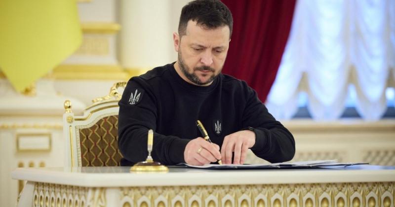 На столі президента Зеленського розташовані цікаві речі: для чого вони призначені (фото)