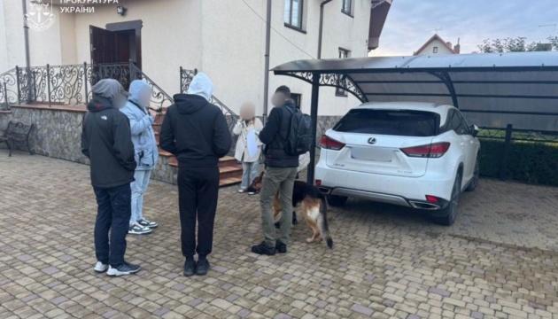 Правоохоронні органи висунули обвинувачення особам, які завдали комерційному банку збитків у розмірі більше ніж ₴128 мільйонів.