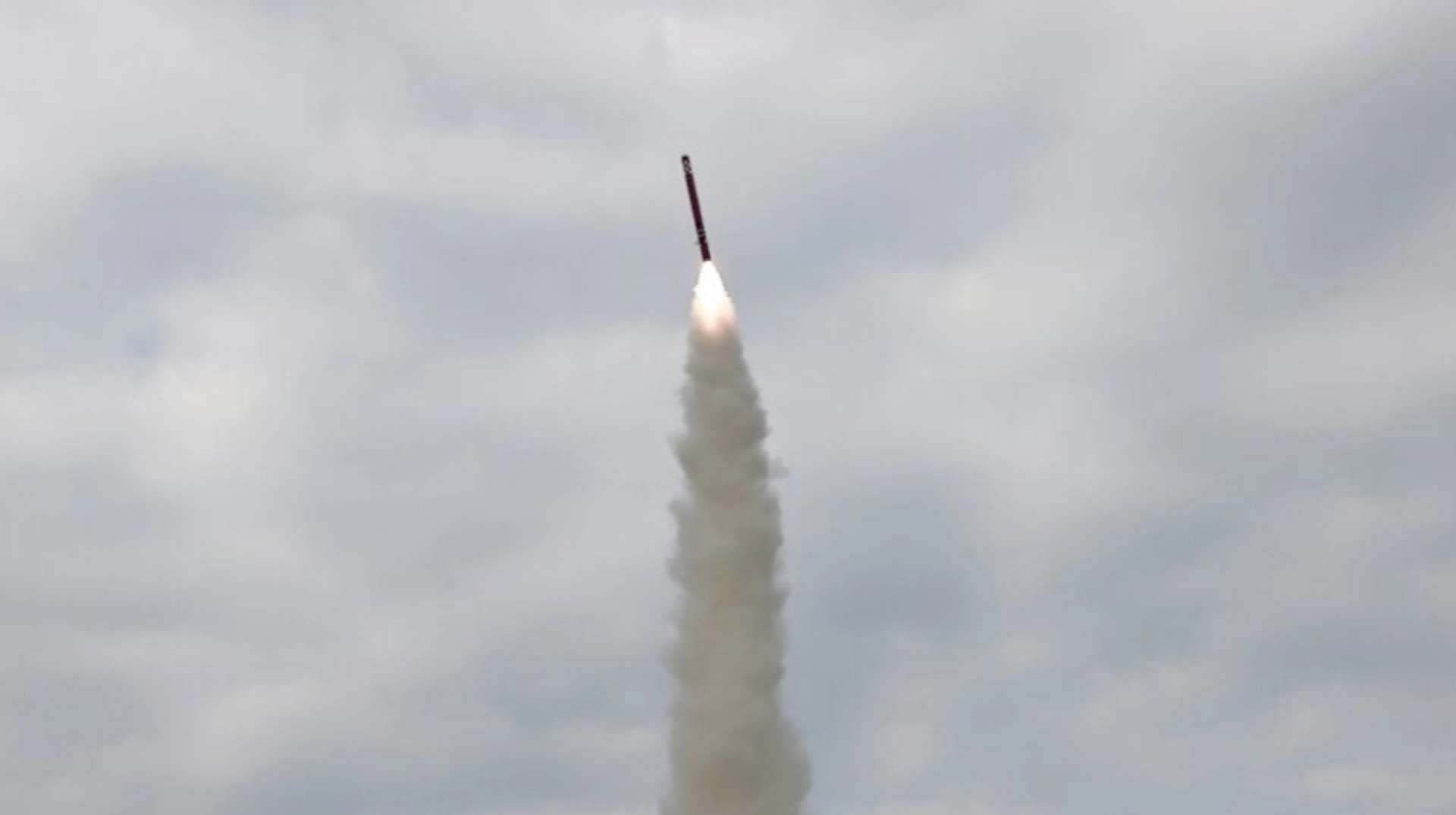 Перед візитом Трампа до Південної Кореї, КНДР провела випробування крилатої ракети, призначеної для запуску з моря на землю.