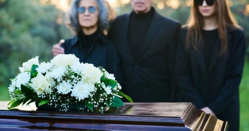 Чоловік вів подвійне життя протягом багатьох років, але правда про це стала відома лише під час його похорону.