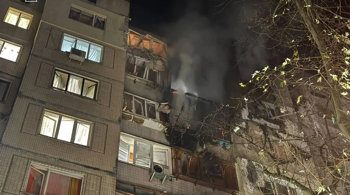 ДСНС продемонструвала результати масштабної комбінованої атаки на Київ: одна особа загинула, 24 отримали поранення.