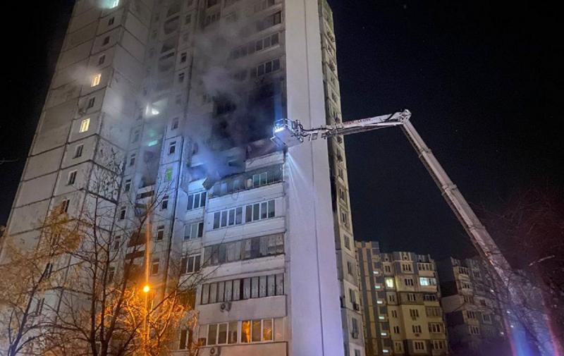 У Києві сталося масоване нападення з боку Росії, внаслідок якого загинули троє людей. Рятувальні служби наразі не мають змоги дістати тіла жертв.