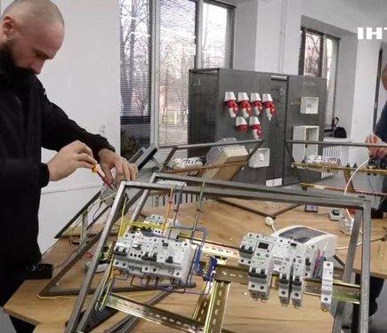 Отримай нову професію безкоштовно: хто може приєднатися до навчальних програм і як це зробити.