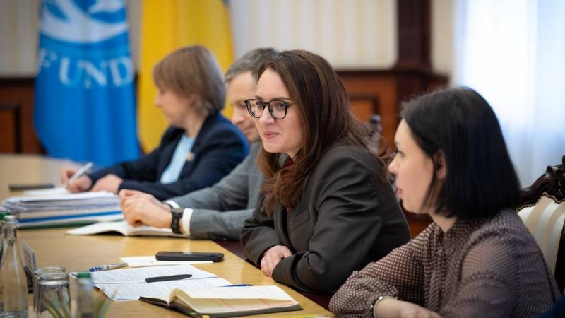 Прем'єр-міністр України, у співпраці з Міжнародним валютним фондом, висловила надію на затвердження державного бюджету на 2026 рік до 2 грудня.