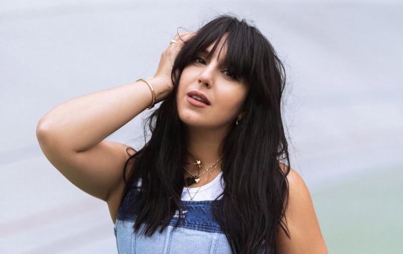 Як з'єднати об'ємний верх з модним денімом: ілюстрація від Джамали