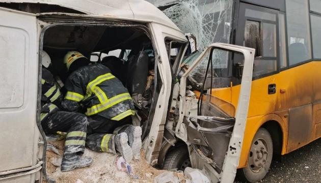 Аварія за участю шкільного автобуса у Дніпропетровській області: дві особи загинули, а число постраждалих зросло до десяти.