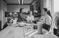 Суботня школа, що функціонує в Україні, виступає як важливий осередок для української громади в Німеччині, підтримуючи мову та культурну ідентичність дітей.