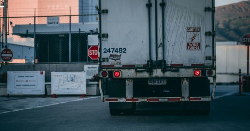 У Києві вантажівка застрягла під мостом: подробиці події.