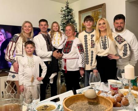 Ірина Федишин в національному вбранні продемонструвала, як разом з родиною відзначала Різдво в Сполучених Штатах.