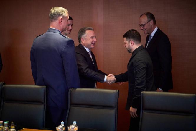 Зеленський та Віткофф провели бесіду щодо подальших кроків у дипломатичному вирішенні конфлікту.