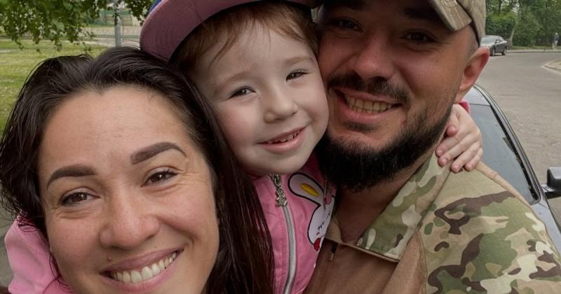 Наталка Карпа зворушила всіх своїм емоційним прощанням донечки з батьком-військовим, котрий вирушає на фронт.