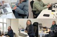 У теплому вбранні з чашкою гарячого чаю: шведські дипломати продемонстрували, як вони функціонують у холодному Києві.