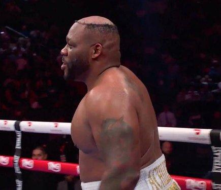 У Сполучених Штатах боксер втратив свою перуку під час поєдинку.