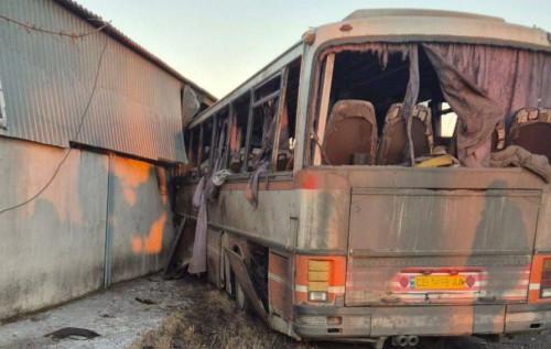 У Дніпропетровській області сталася атака на автобус, внаслідок якої загинуло 12 осіб, повідомляють місцеві джерела про дії російських військових.