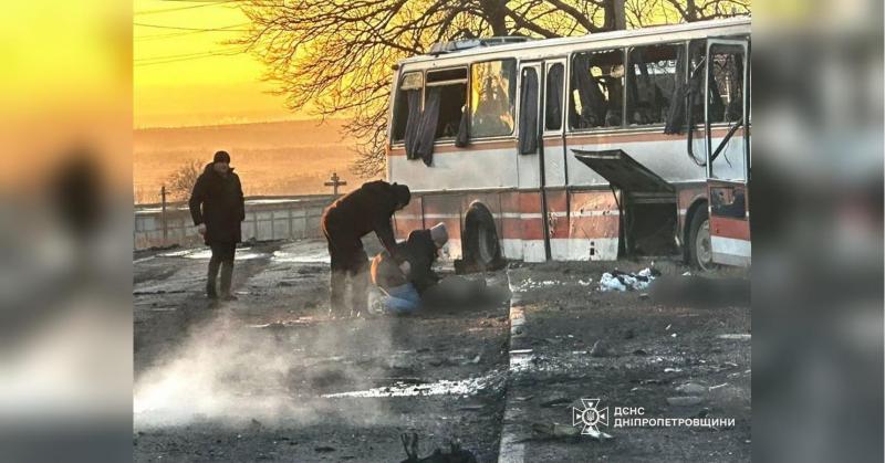 В Дніпропетровській області внаслідок атаки ворожого дрону був знищений автобус, що призвело до загибелі 15 людей та поранення семи. (фото)