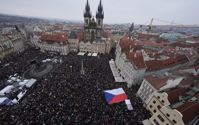 У серці Праги відбувається масова акція на підтримку президента в його протистоянні з урядом.