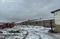 У Харківській області відбулася атака російських військ на фермерське господарство: один чоловік отримав поранення, а внаслідок обстрілу загинуло 100 свиней.