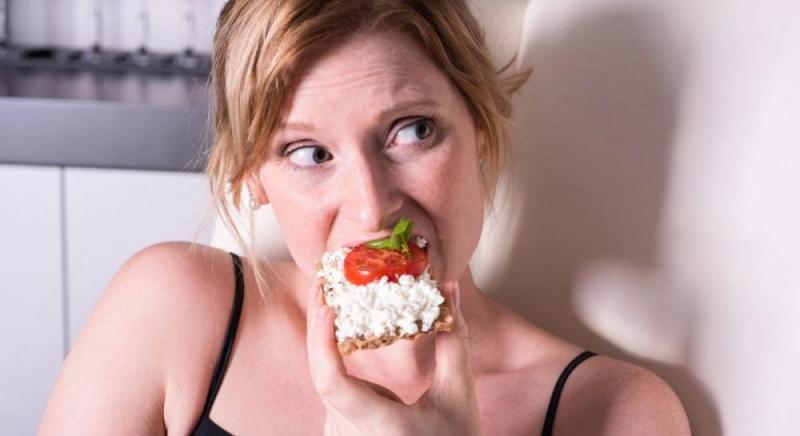 Чому виникає бажання постійно перекусити: дієтологи виділили 5 ключових причин.