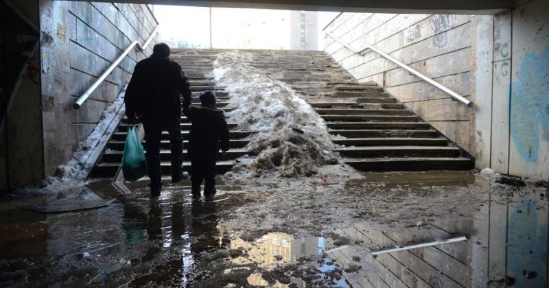 У Києві підтопило пішохідний перехід поблизу однієї з станцій метро (відео)