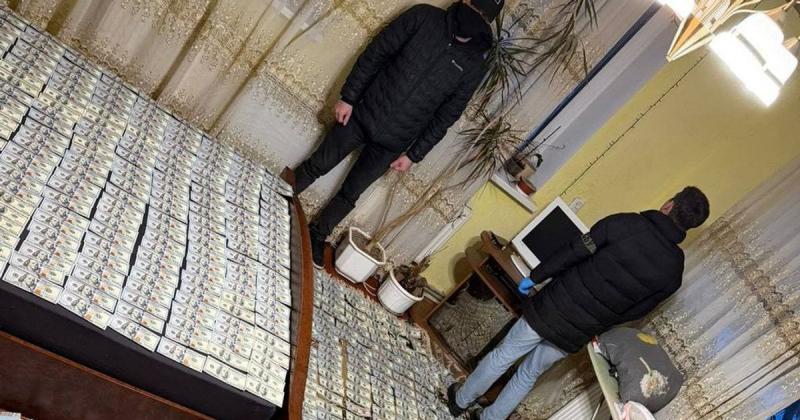 Килим та покривало, виготовлені з доларів, в спальні: користувачі мережі вражені знімками обшуку лікарів-корупціонерів з Вінниці.